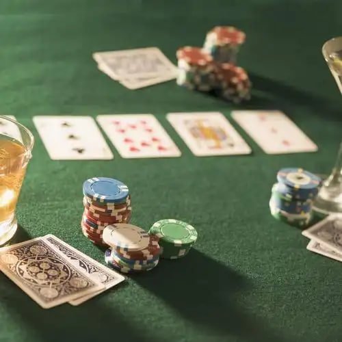 Meja dan dealer live casino yang profesional memberikan pengalaman bermain nyata